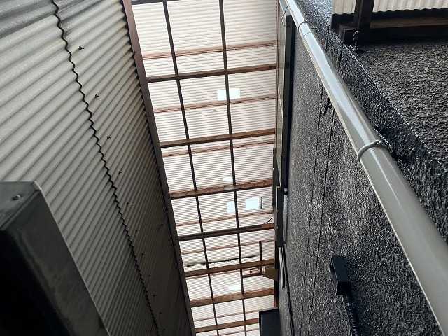 波板屋根の穴あき状況
